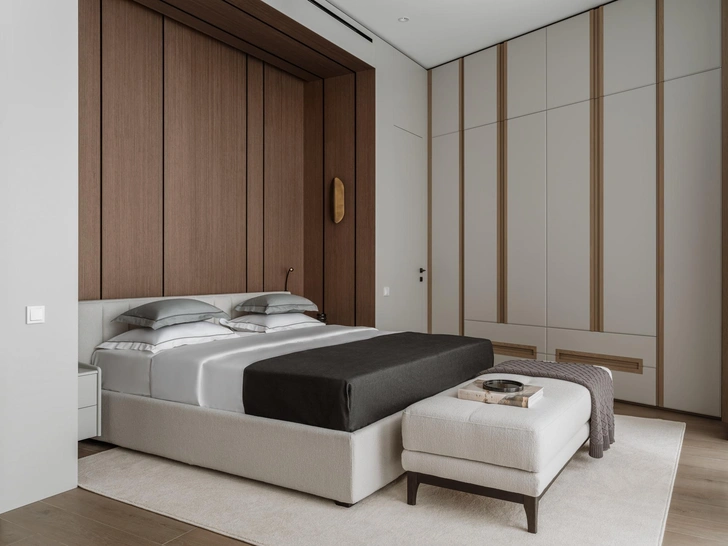 Кровать и банкетка, Dantone Home. Бра Aare 45 F2, De Castelli. Корпусная мебель сделана на заказ, Wudelier. Текстиль Atelier Tati. | Источник: Ольга Шангина. Стиль: Елизавета Шешина