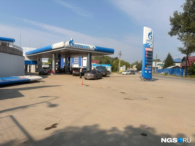 На АЗС сети «Газпромнефть» бензин есть, как и очереди | Источник: Настасья Медведева / NGS.RU