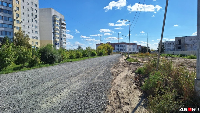 Дорога к набережной&nbsp;— неблагоустроенная часть Первомайского проспекта вдоль строящегося ЖК «Маяк» | Источник: Александр Лисихин / 45.RU 