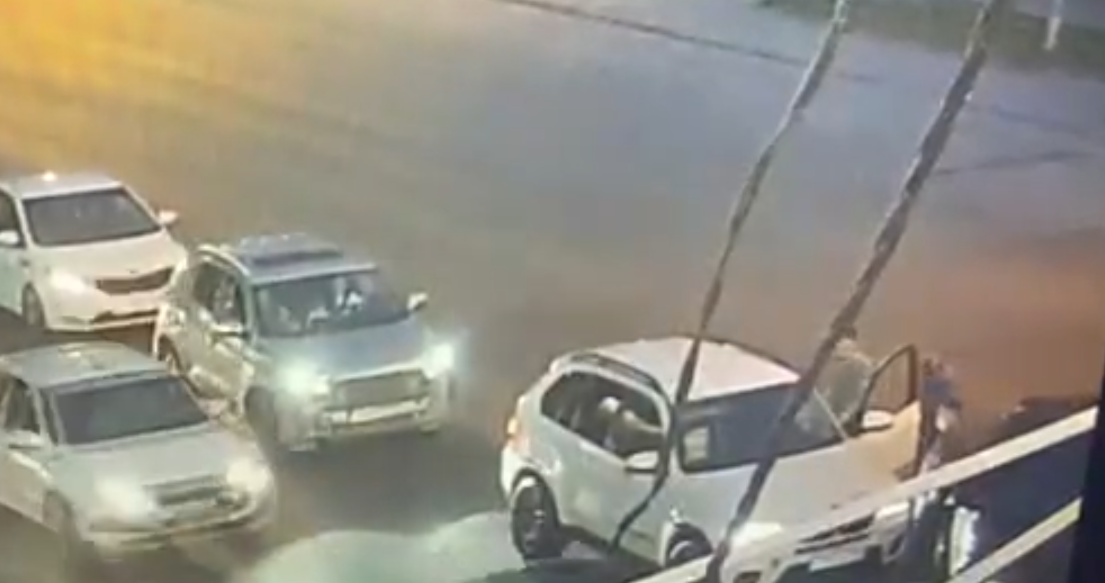 Омичи вытащили водителя BMW из авто на дороге и угнали машину — видео