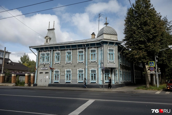 В деревянном доме № 26/10 на Советской улице располагается гостиница «Кассель» | Источник: Александр Куренной / 76.RU