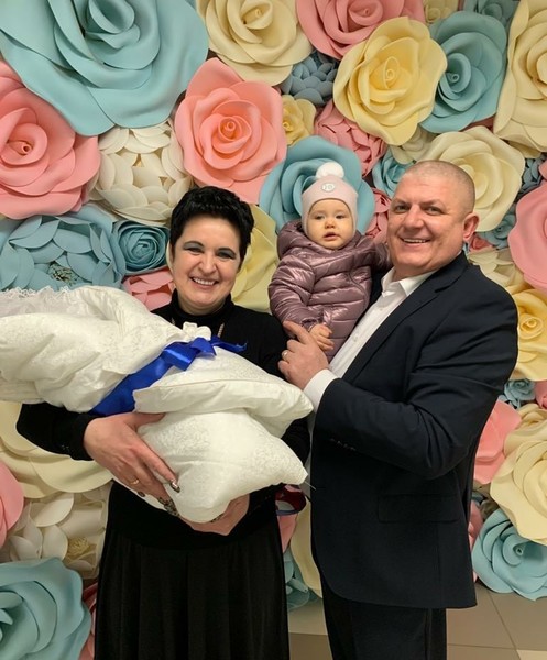 Елена Голунова с супругом, дочерью Миланой и новорожденным сыном
