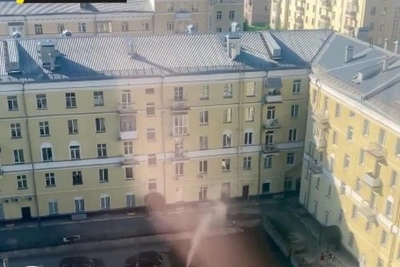 Фонтан горячей воды затопил двор на улице Авиастроителей