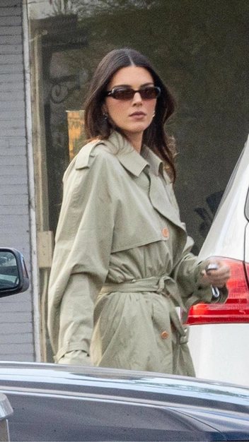 Вложение в будущее: Кендалл Дженнер надела модный плащ — он будет в тренде следующей весной | marieclaire.ru