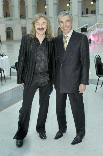 Публика какое-то время считала, что певец и ведущий — близкие родственники