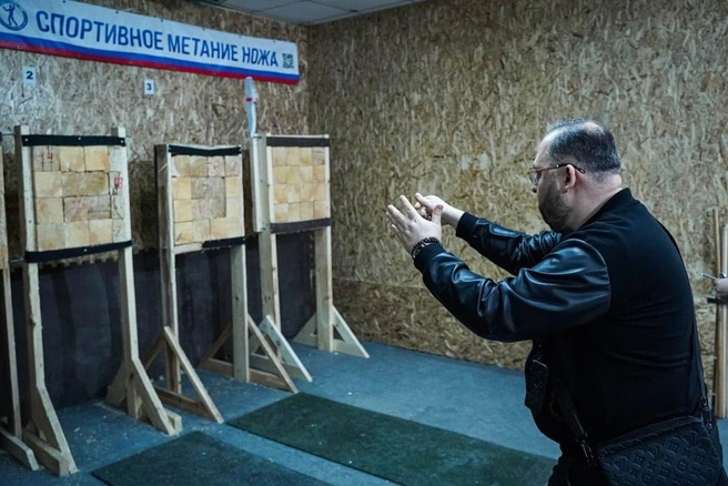 А его коллега из регионального Заксобрания Дмитрий Клеутин выбрал не менее экзотический вид спорта — метание ножа | Источник: Дмитрий Клеутин / Vk.com