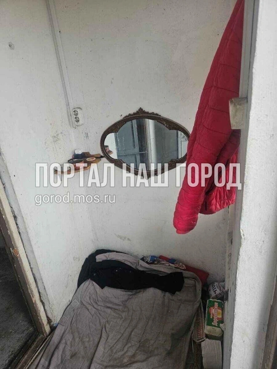 Неизвестные оборудовали в подъезде целое спальное место | Источник: gorod.mos.ru