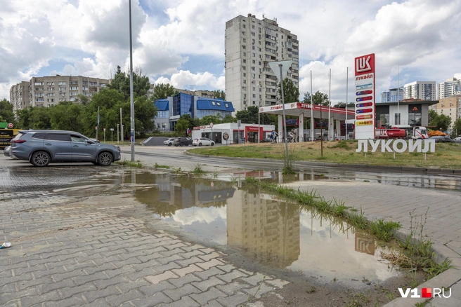 Пускай не всегда есть все марки бензина, зато холодной воды — маленькое море | Источник: Константин Завриков / V1.RU