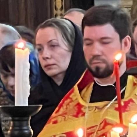 Заплаканные глаза, усталый вид: вдова Зураба Церетели, которая младше его на 45 лет, стоит у гроба