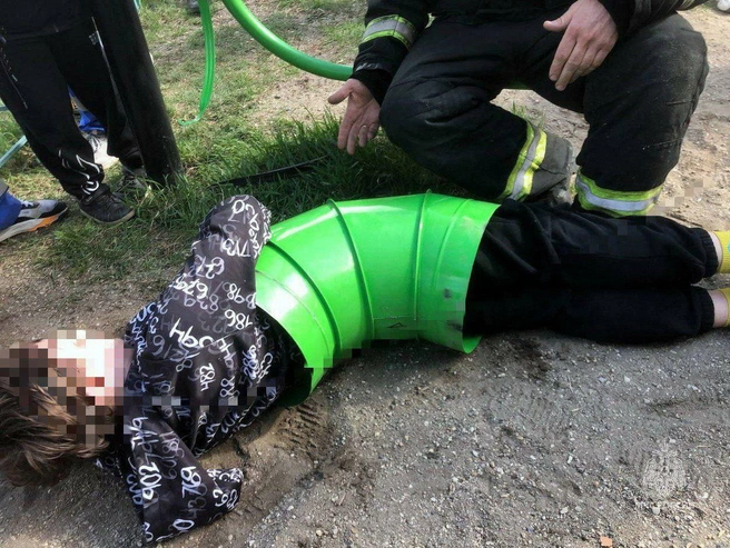 Так мальчик выглядел внутри уже разобранной трубы | Источник: МЧС Челябинской области / t.me