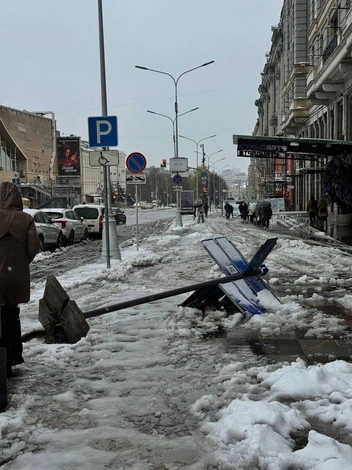 А на Тверской улице упал дорожный указатель | Источник: Москва с огоньком / T.me