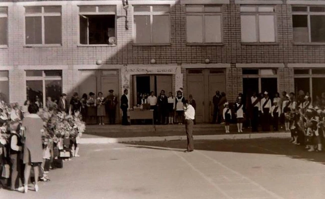 Торжественная линейка в школе № 73 где-то в середине 70-х | Источник: oldsaratov.ru