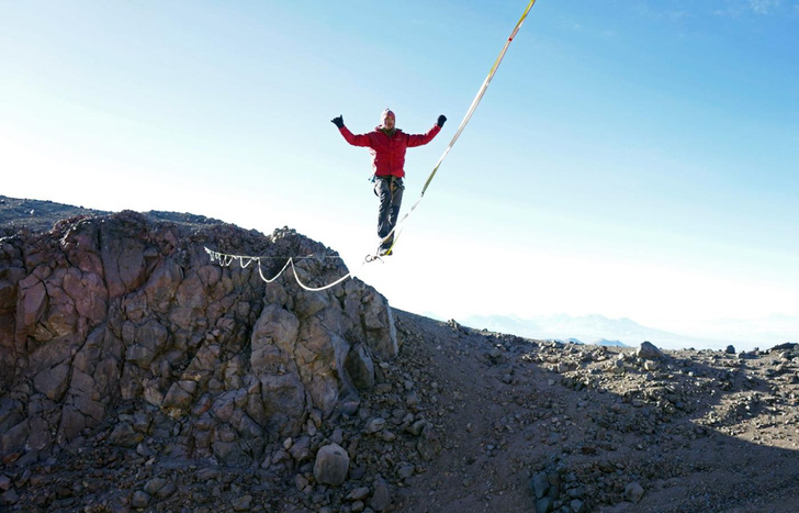 33 метра над пропастью: как чилиец прогулялся над жерлом самого высокого вулкана в мире