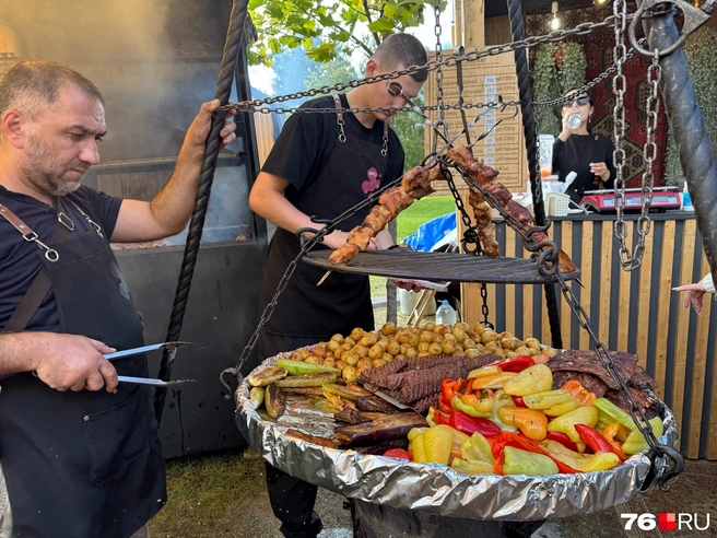 Желающие могут выбрать для себя овощи на мангале и мясо | Источник: Анна Ёлкина / 76.RU