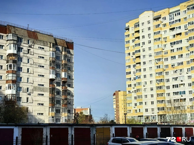 Посмотрите, какое разнообразие архитектуры: современные и панельные дома вместе | Источник: Павел Красоткин / 72.RU 