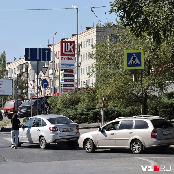 Для пешеходов оставили только небольшой проход на «зебре» | Источник: Алексей Волхонский / V1.RU