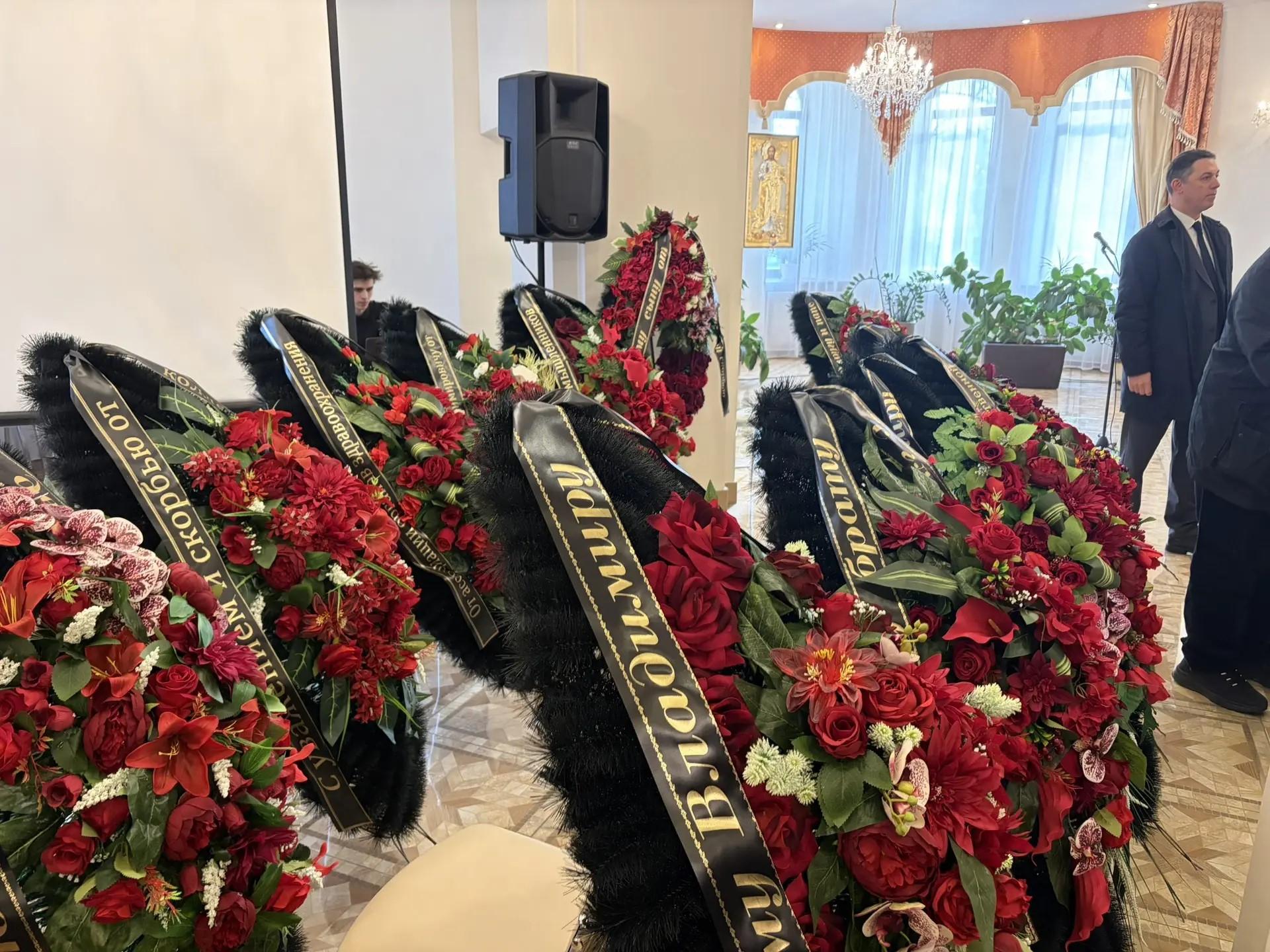 «Ты обещал, что меня никогда не бросишь»: фоторепортаж с похорон рязанского замминистра здравоохран…