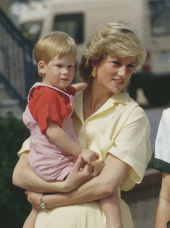 Принцесса Уэльская с младшим сыном на Майорке, 10 августа 1987