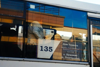 На маршруте 135 отменили скидки по «Омке»