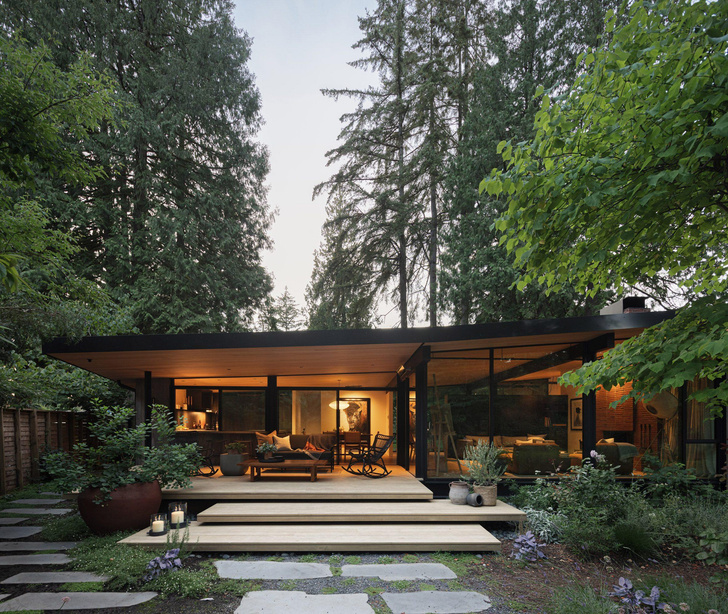 Черный и дерево: модернистский дом под Ванкувером