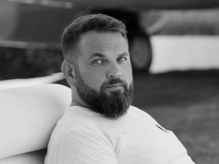 Криптомошенника Романа Новака и его жену тайно похоронили в Петербурге спустя четыре месяца после зверского убийства в ОАЭ