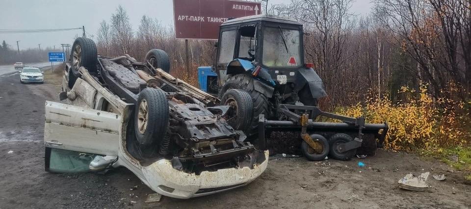 В Мурманской области пьяный водитель врезался в стоящий трактор