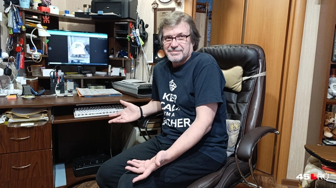 Вадим Мазняк в своем домашнем кабинете | Источник: Надежда Тихомирова / 45.RU