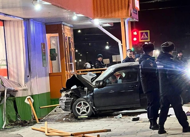 У автомобиля разнесло всю переднюю часть | Источник: читатель E1.RU