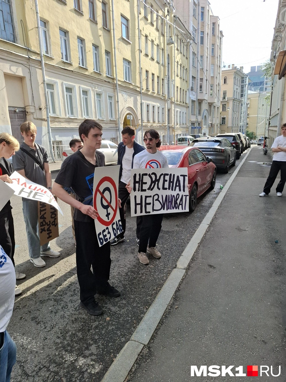 Фото плакатов | Источник: читатель MSK1.RU