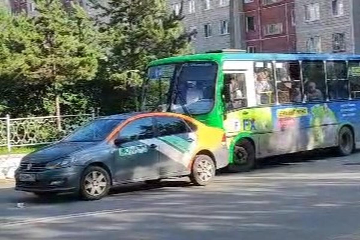 В Екатеринбурге пустое каршеринговое авто бросили посреди проезжей части,  видео - 23 июля 2023 - Е1.ру