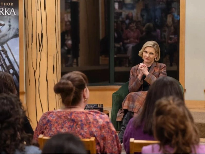 Источник: кадр из телесериала «Одна из многих» (18+), реж. Гордон Смит, Винс Гиллиган и др., Apple TV+, 2025 год