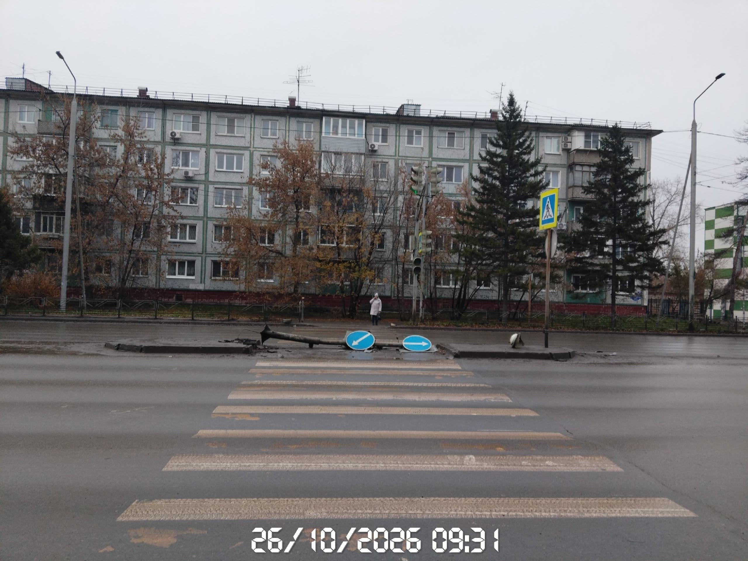Легковушка снесла островок безопасности рядом с омской школой — фото