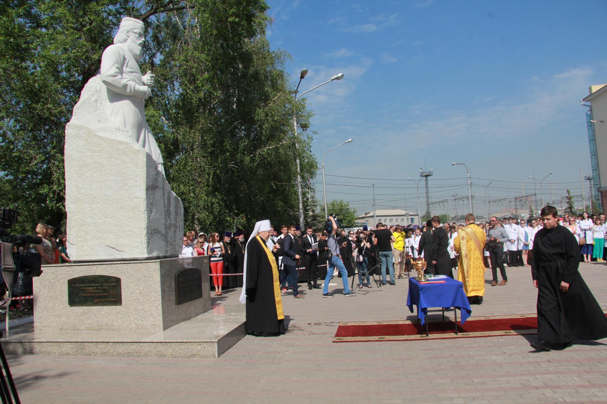 На площади перед медуниверситетом установили памятник святителю Луке (фото)  - 15 июня 2017 - НГС24.ру