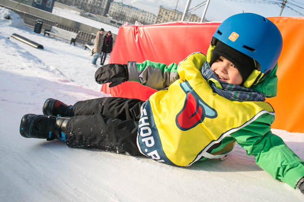 Айза Долматова поставила сына на сноуборд