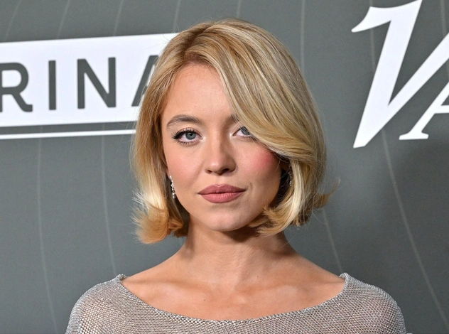 Платье-скандал: Сидни Суини в самом откровенном наряде на гала-ужине Variety