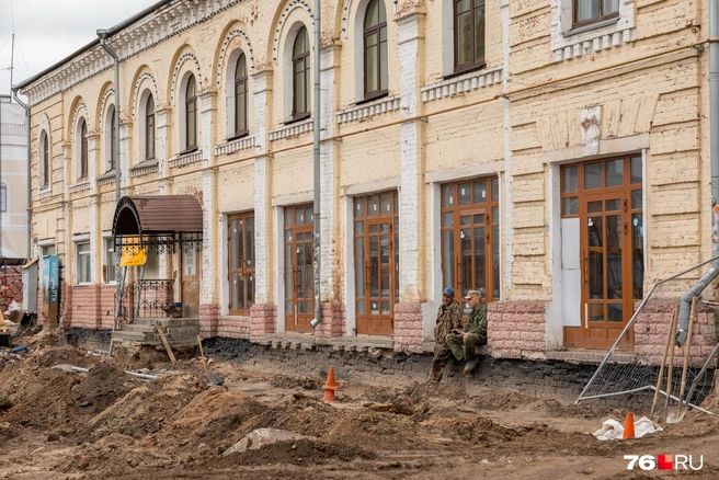Рабочие на перерыве  | Источник: Александр Куренной / 76.RU