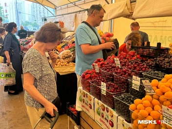И сезонные ягоды | Источник: Александра Какасьева / MSK1.RU