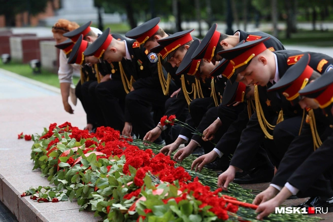 Перед началом выпускного в Большом Кремлевском дворце школьники приняли участие в возложении цветов | Источник: Артем Устюжанин / MSK1.RU