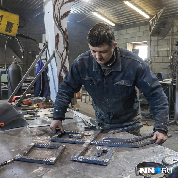 Женя в процессе работы | Источник: Наталья Бурухина / NN.RU