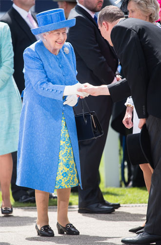 Почему королева Елизавета II выбирает наряды синих оттенков