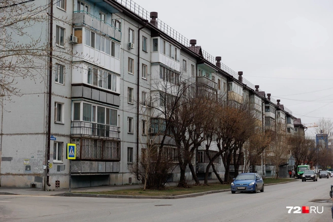 Постепенно капремонт приходит почти в каждый из многоквартирников. В случае с этим, посмотрите, обновили кровлю | Источник: Ирина Шарова / 72.RU