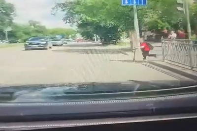 Водитель в Екатеринбурге выплатит 100 тыс. рублей за наезд на самокатчика