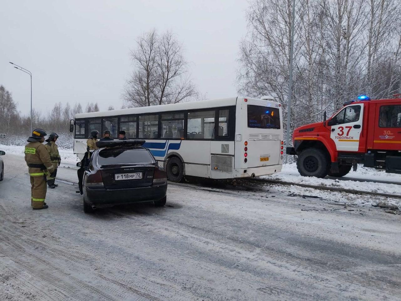 В Тобольске легковушка влетела в рейсовый автобус — Ремезова, 46 - 15  ноября 2022 - 72.ру