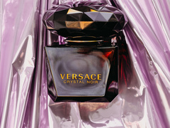 Аромат недели — ностальгия: Versace Crystal Noir для роковых натур