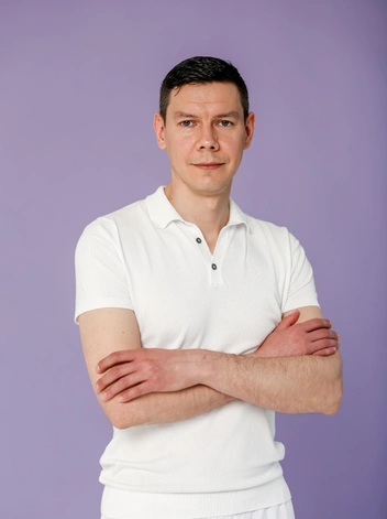 Тезиков Дмитрий Александрович&nbsp;— врач&nbsp;— стоматолог-ортопед, к.&nbsp;м.&nbsp;н., доцент кафедры ортопедической стоматологии и ортодонтии ЮУГМУ. Владеет всеми техниками съемного и несъемного, а также челюстно-лицевым протезированием | Источник: сеть стоматологических клиник «СКИФ»