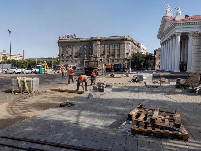 Асфальт уже меняют на плитку | Источник: Алексей Волхонский / V1.RU