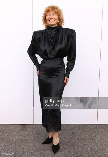 Памела Андерсон на показе Mugler | Источник: Marc Plasecki / getty images