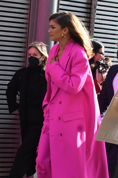 Как «Барби»: повторяем модный образ Зендаи в розовом цвете