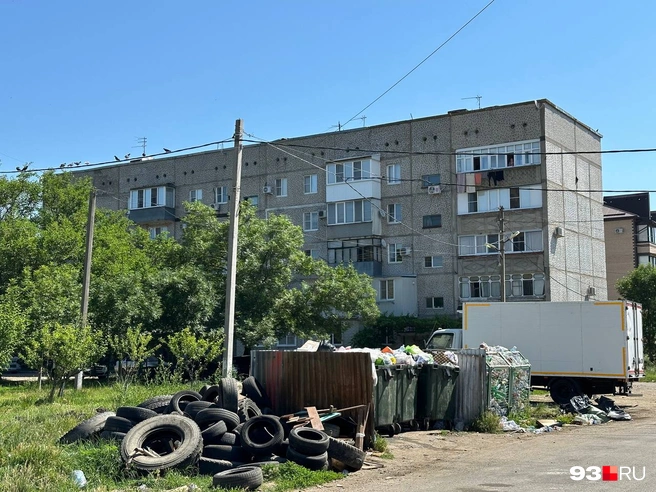 Возле дома много мусора | Источник: Валерия Дульская / 93.RU