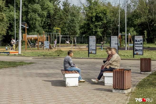 Большая часть лавочек в парке передвинута посетителями для отдыха компаниями | Источник: Александр Куренной / 76.RU